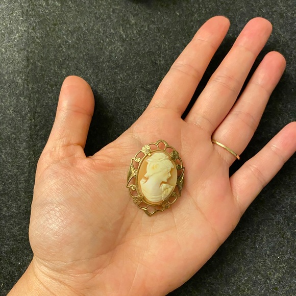 Authentic vintage shell cameo brooch with filigree frame - Picture 11 of 12